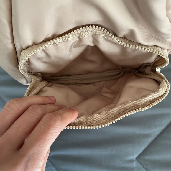 SOLD-Wilo the Label sling bag - Picture 7 of 7